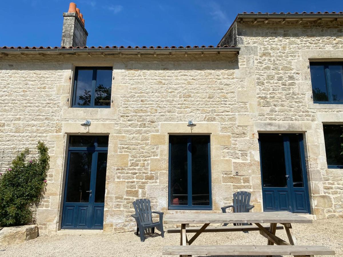 Château des Loups - Les Cèdres Bleus Echire Exterior foto
